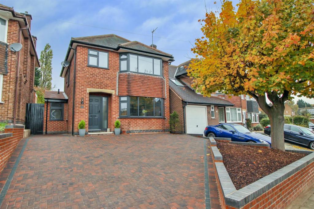 4 bedroom detached house for sale in Seven Oaks Crescent, Bramcote, NG9