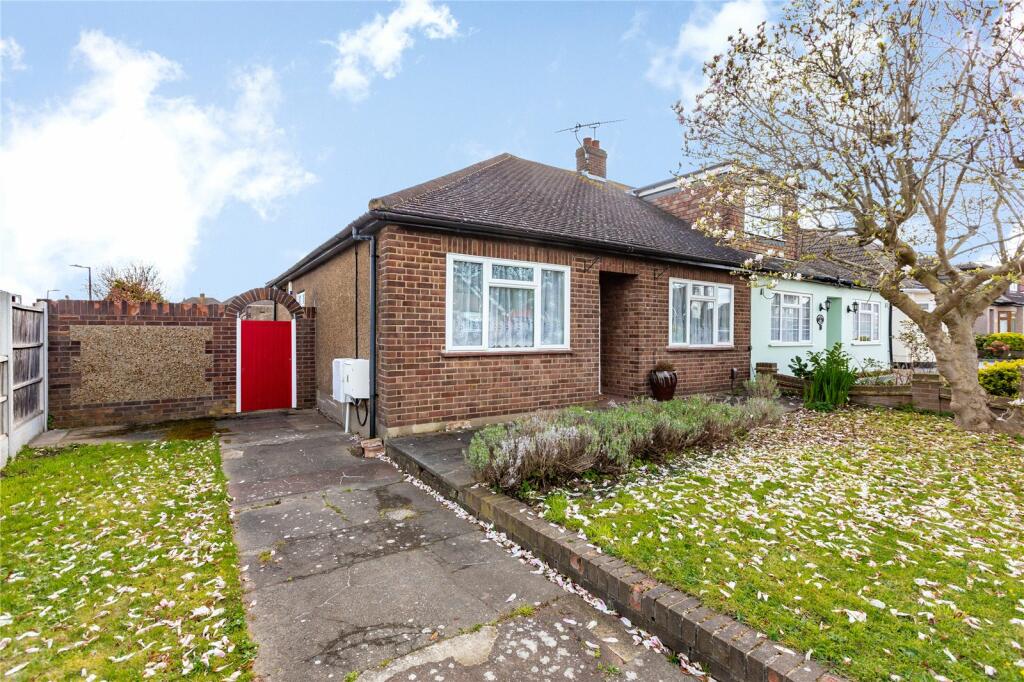 3 bedroom bungalow for sale in Briscoe Road, Rainham, RM13