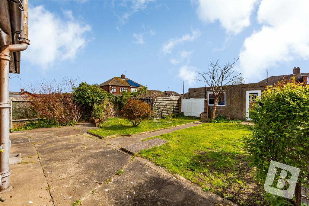 3 bedroom bungalow for sale in Briscoe Road, Rainham, RM13
