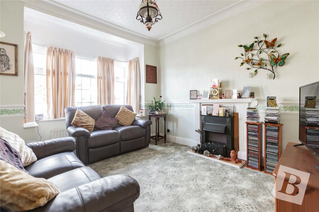 2 bedroom bungalow for sale in Bruce Avenue, Hornchurch, RM12