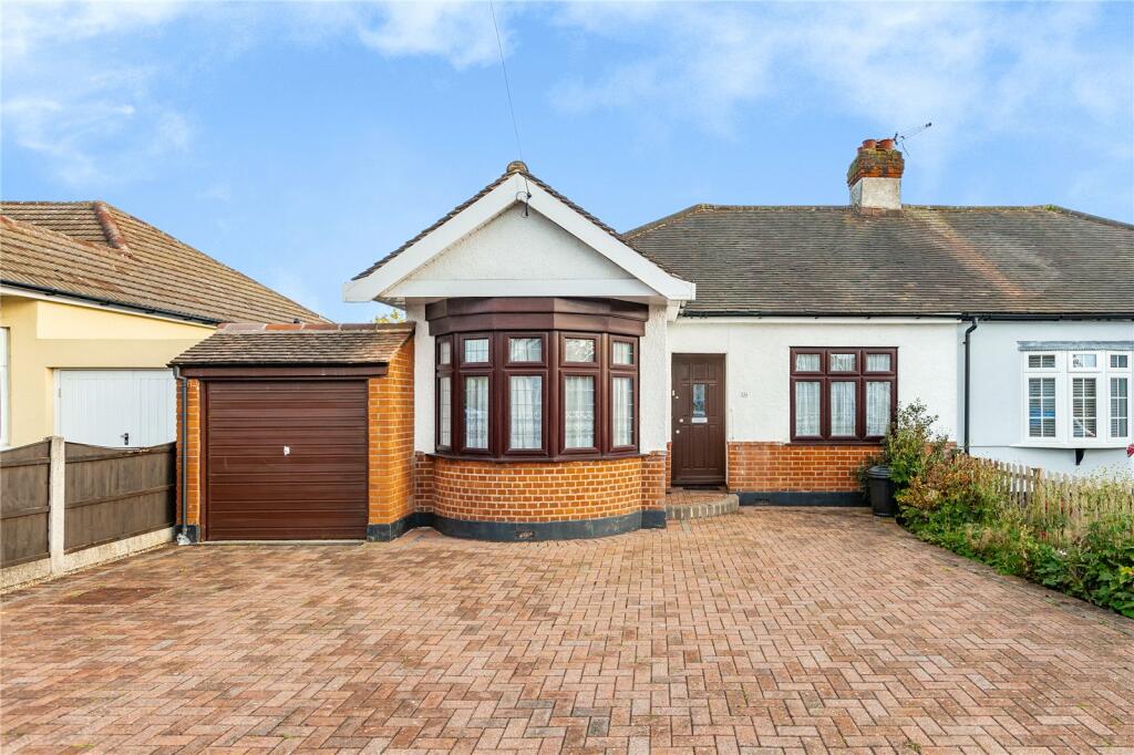 3 bedroom bungalow for sale in Grosvenor Drive, Hornchurch, RM11