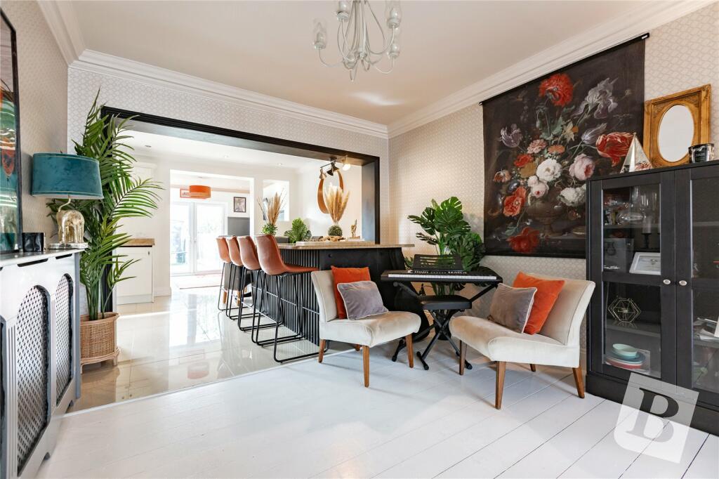 3 bedroom semidetached house for sale in Suttons Avenue, Hornchurch, RM12