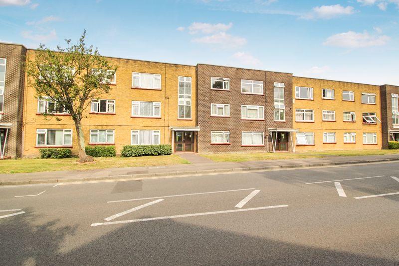 1 bedroom flat for sale in Caterham On The Hill, CR3