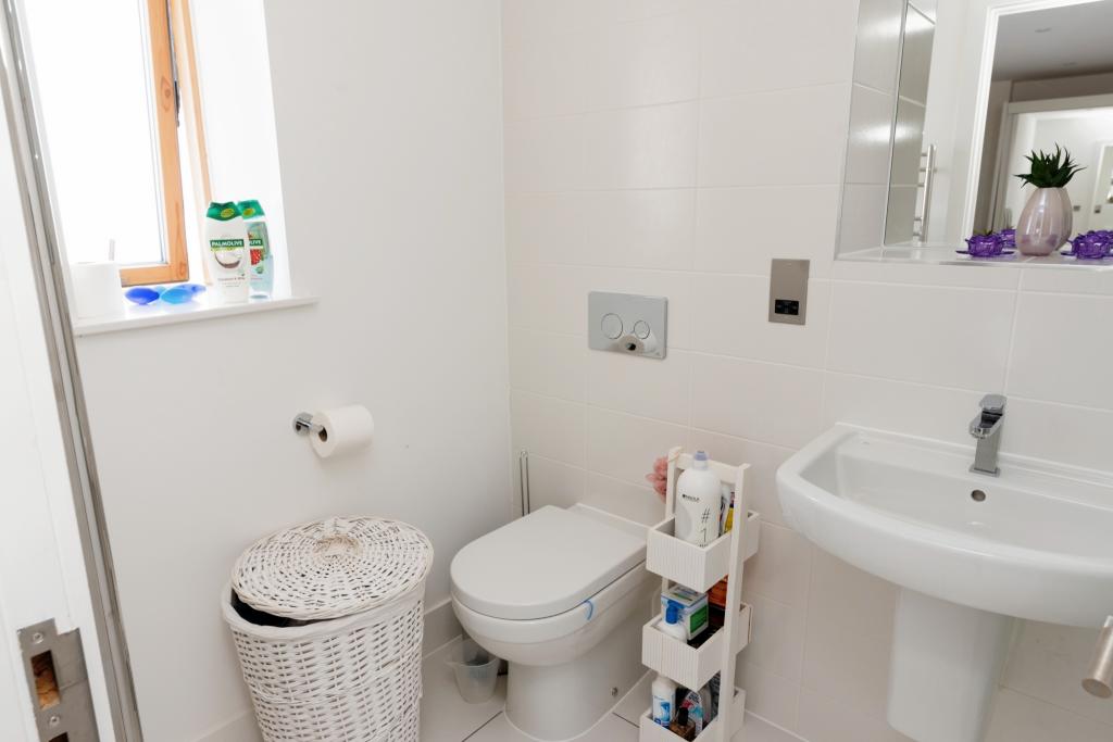2 bedroom flat for sale in Empire Way, Caerdydd, Empire Way, Cardiff, CF11