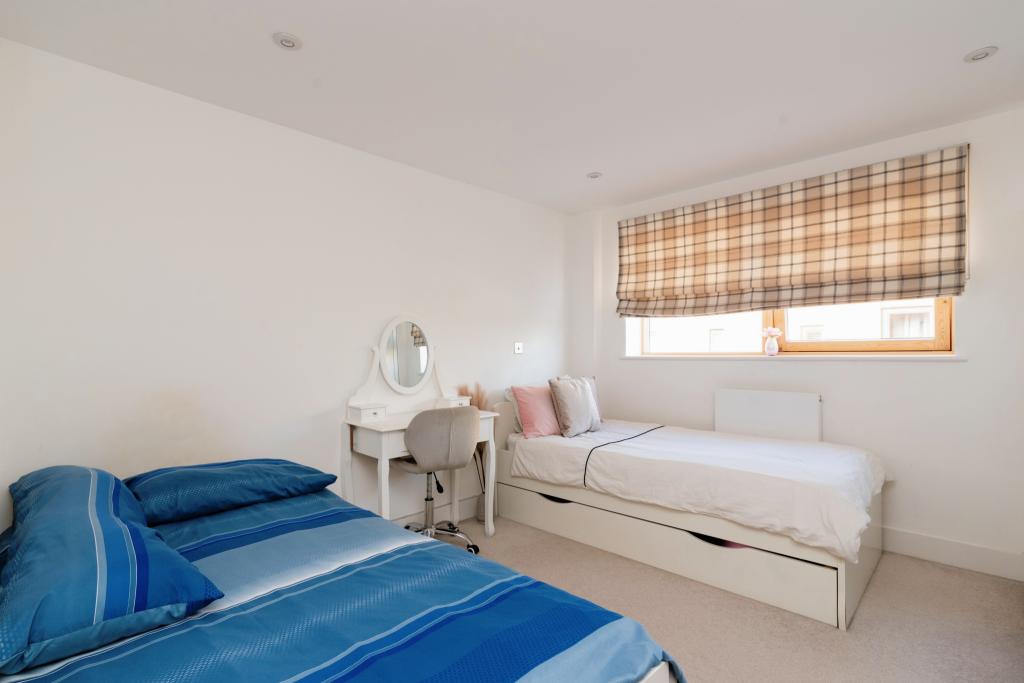 2 bedroom flat for sale in Empire Way, Caerdydd, Empire Way, Cardiff, CF11