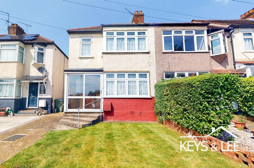 3 bedroom end of terrace house for sale in Mowbrays Road, Romford, RM5