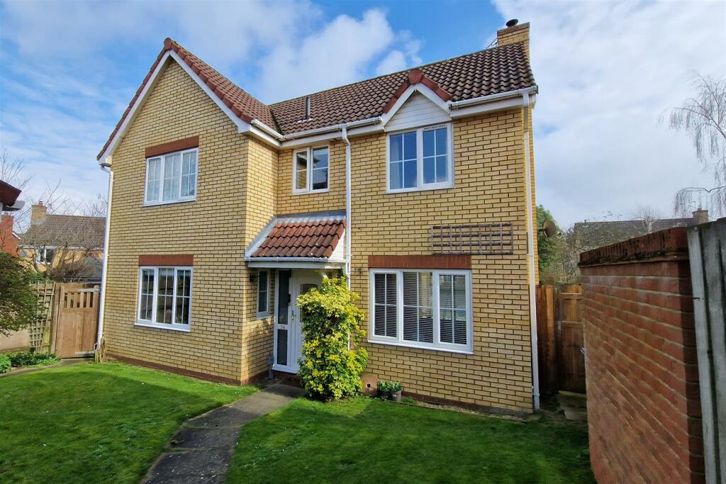 4 bedroom detached house for sale in Radnor Close, Bury St. Edmunds, IP32