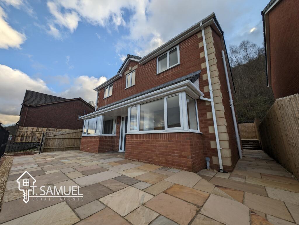 4 bedroom detached house for sale in Valley View, Ynysboeth, Abercynon