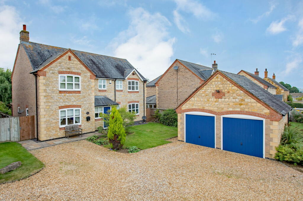 5 bedroom detached house for sale in Peake Close, Middleton, Market