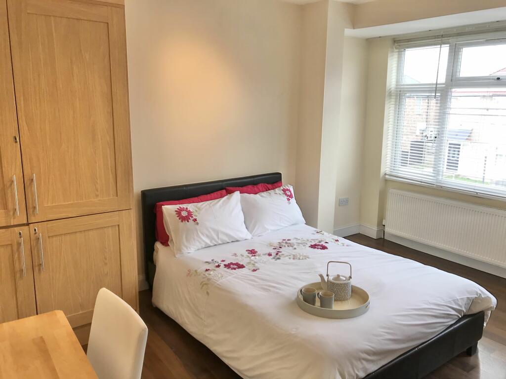 Studio flat for rent in Francis Road, Harrow, HA1