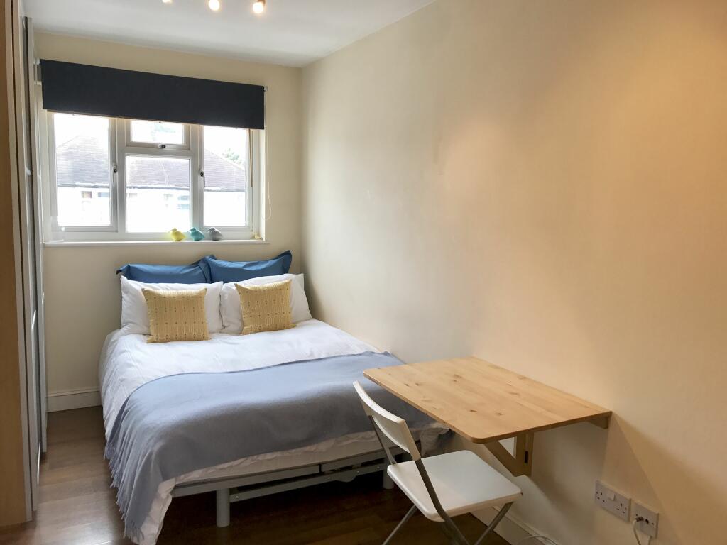 Studio flat for rent in Francis Road, Harrow, HA1