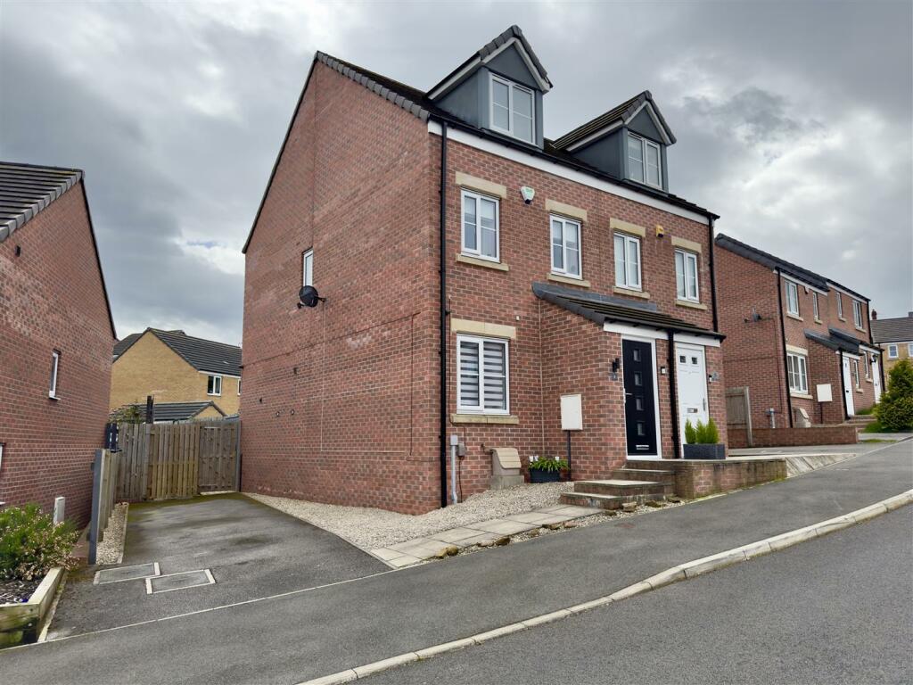 3 bedroom semidetached house for sale in Mitchells Avenue, Wombwell