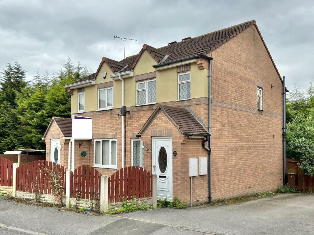 2 bedroom semidetached house for sale in Poplar Grove, Lundwood