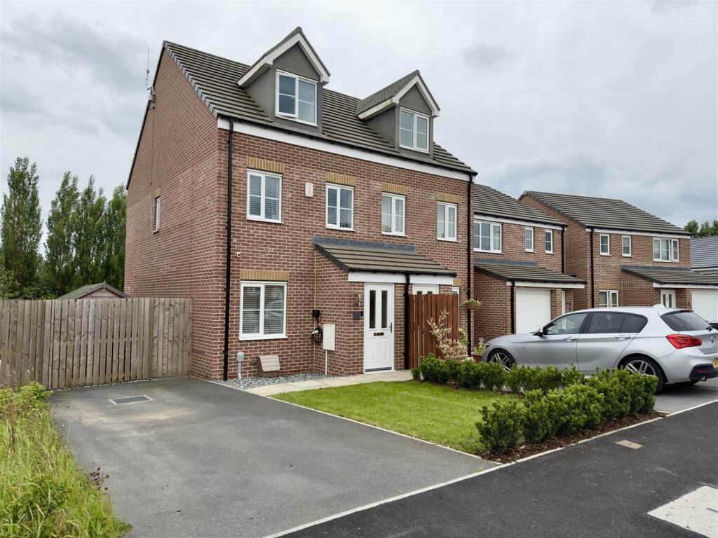 3 bedroom semidetached house for sale in Lundhill Drive, Wombwell, Barnsley, S73