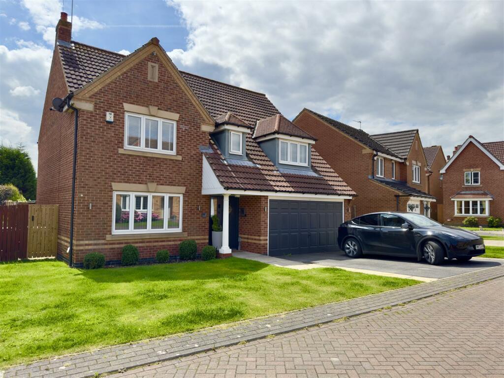 4 bedroom detached house for sale in Elsham Fold, Hemsworth, Pontefract