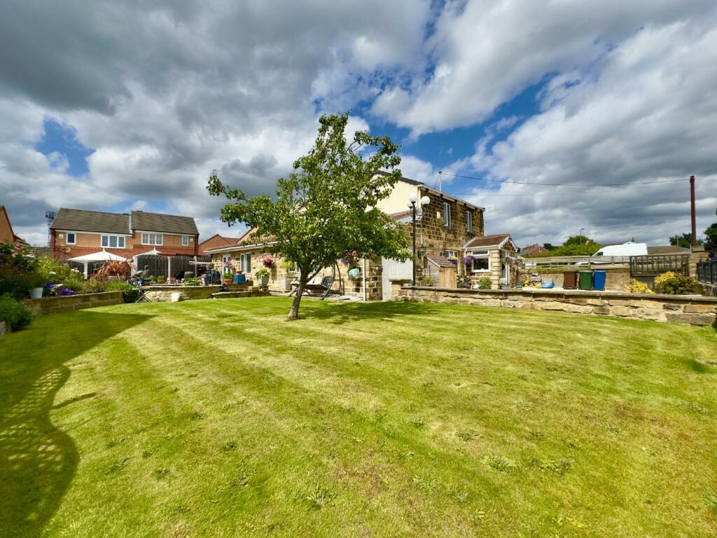 4 bedroom detached house for sale in Darton Lane, Mapplewell, Barnsley, S75