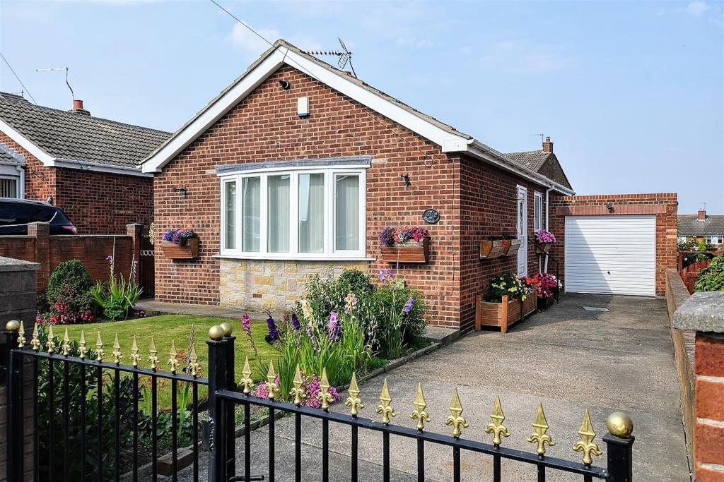 2 bedroom detached house for sale in Rodes Avenue, Great Houghton