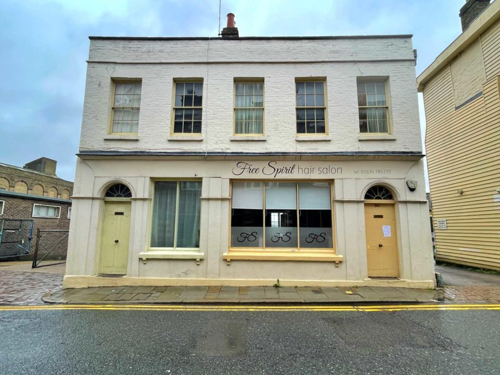 Commercial property for rent in High Street, Rochester, ME1