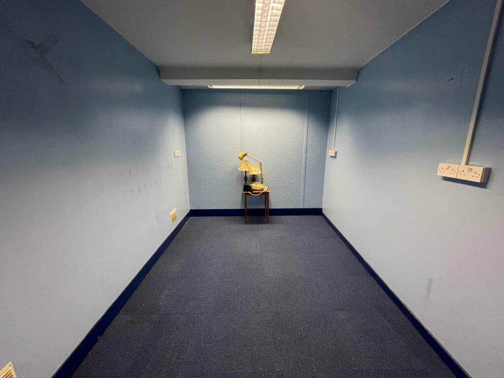 Commercial property for rent in High Street, Rochester, ME1