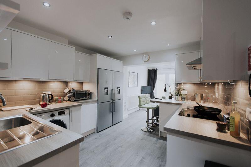 Main image of property: Professional Room Let