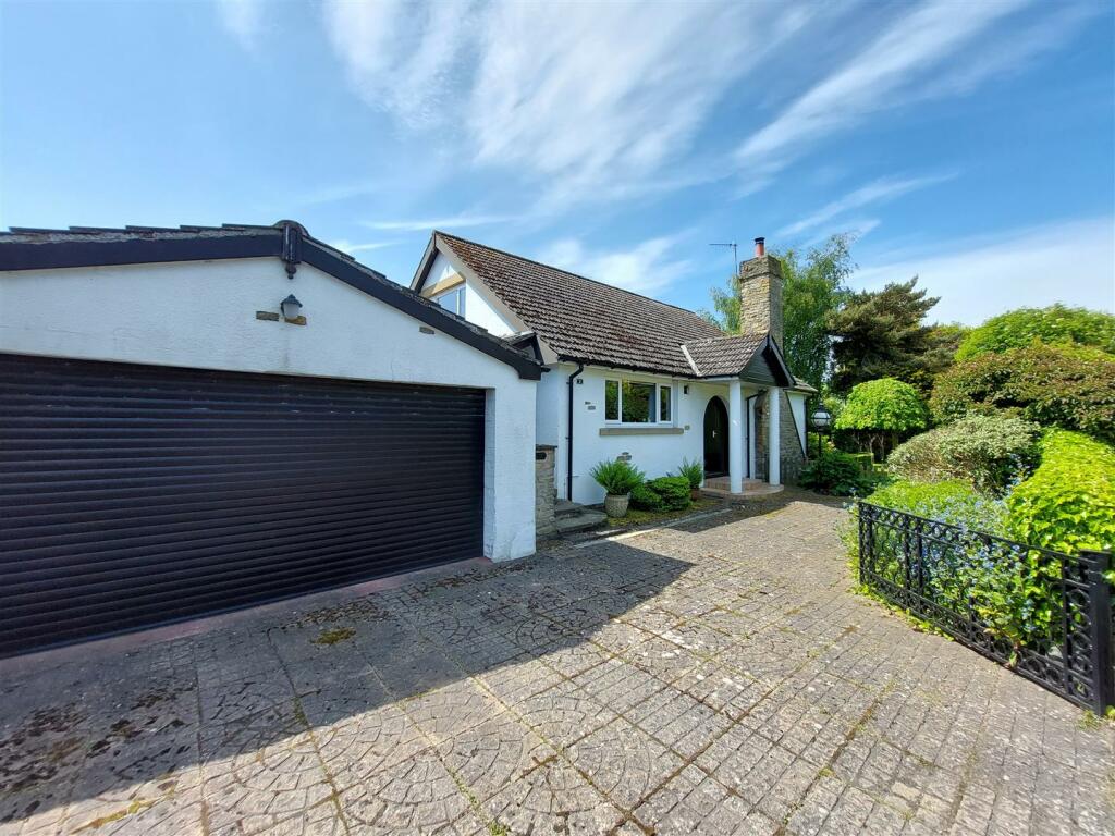 4 bedroom detached bungalow for sale in Coastal Road, Burniston