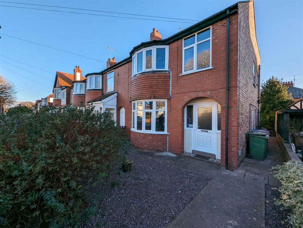 3 bedroom semidetached house for sale in Queensgate, Bridlington, YO16