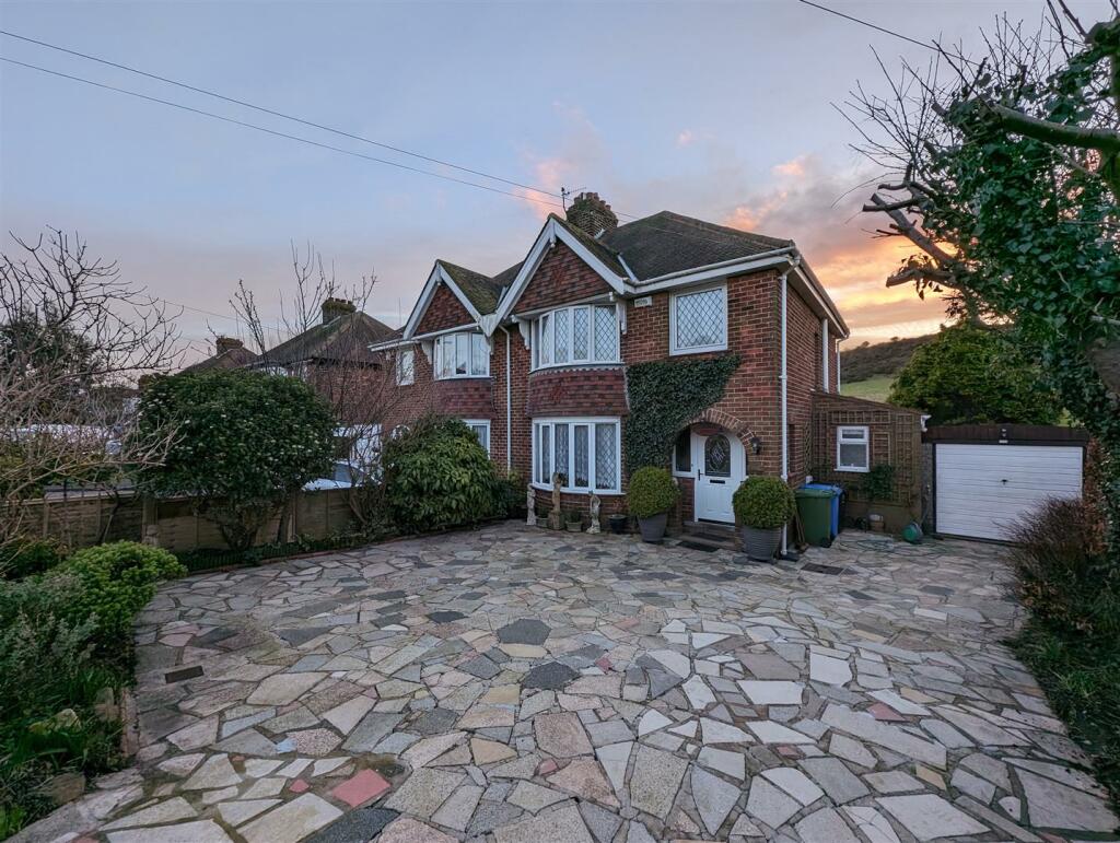 3 bedroom semidetached house for sale in Filey Road, Scarborough, YO11