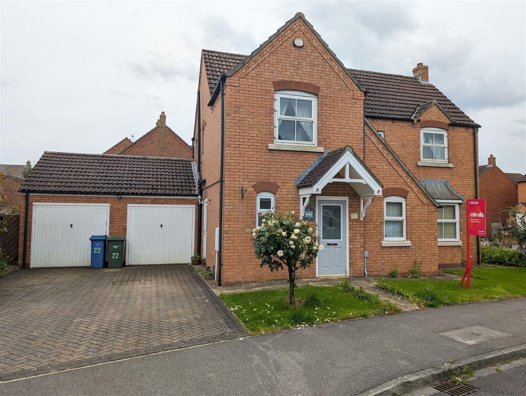 4 bedroom detached house for sale in Hadrians Walk, Crossgates