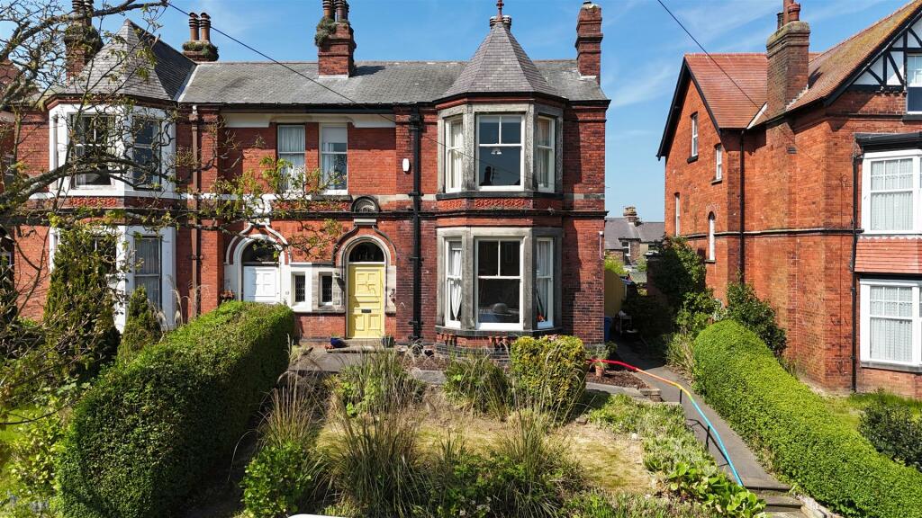 5 bedroom semidetached house for sale in Stepney Road, Scarborough, YO12