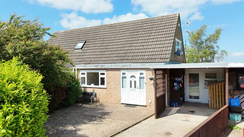 3 bedroom semidetached house for sale in Lowfields, Staxton, Scarborough, YO12