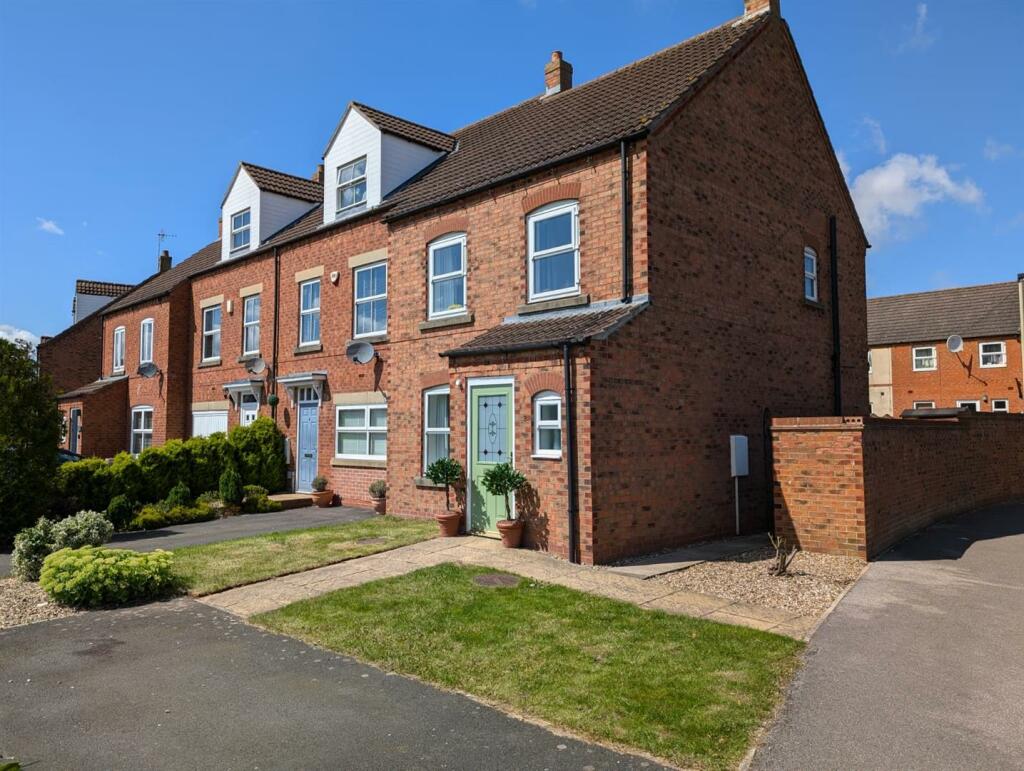 3 bedroom end of terrace house for sale in Hadrians Walk, Scarborough, YO12