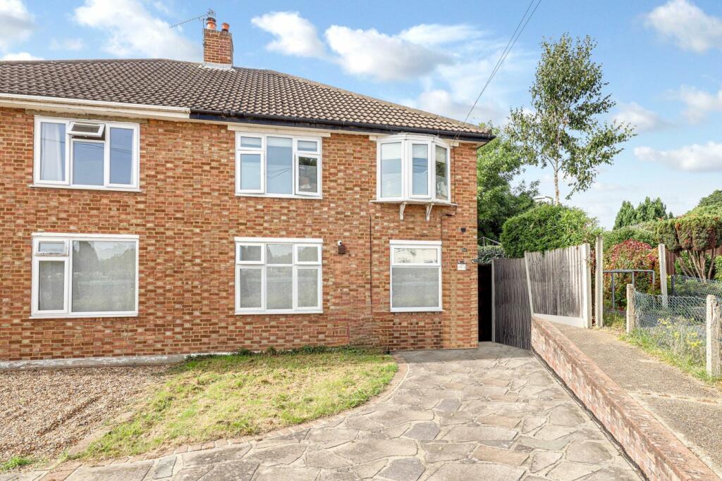 2 bedroom for sale in Barncroft Close, Loughton, IG10