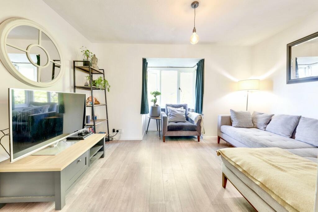 1 bedroom flat for sale in Maple Gate, Loughton, IG10