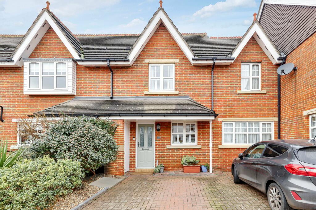 2 bedroom terraced house for sale in Smarts Lane, Loughton, IG10