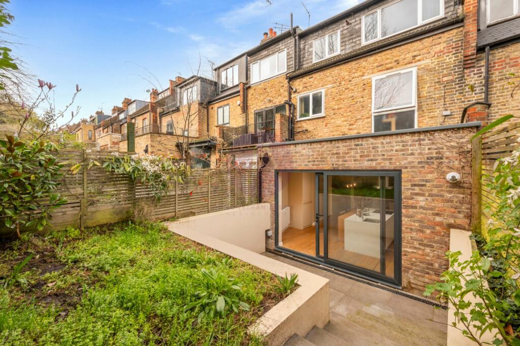 2 bedroom duplex for sale in Woodland Rise, Muswell Hill, London, N10