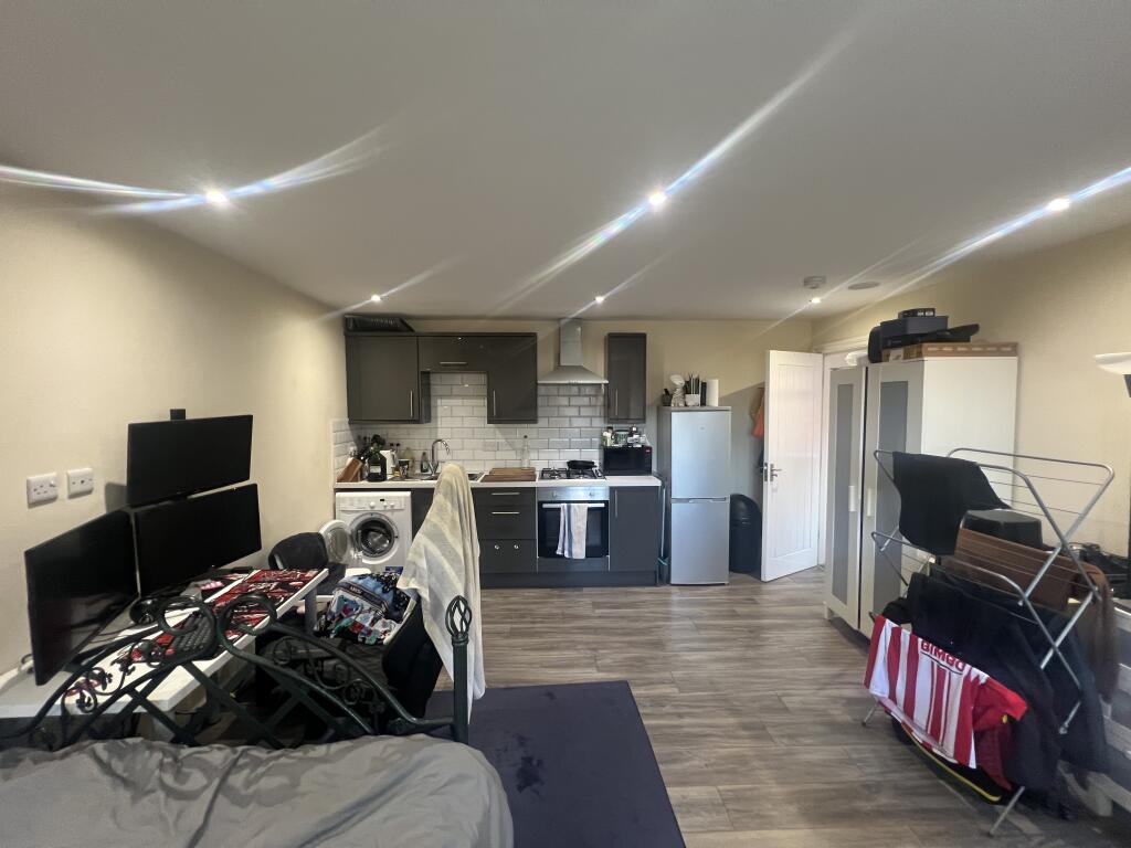 Main image of property: Derby Grove: Student Studio Flat NG7 1PF