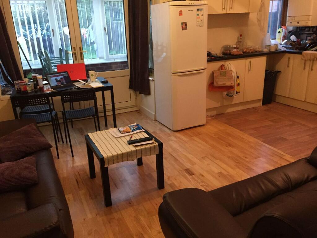 Main image of property: Beeston Road, 4 Rooms 2 baths (House share) NG7 2JQ