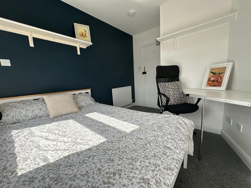 Main image of property: WEST END // SPARE ROOMS // AVAILABLE NOW!!