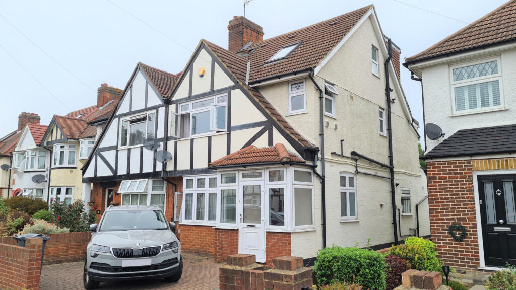 4 bedroom semidetached house for rent in Central Avenue, Hounslow TW3