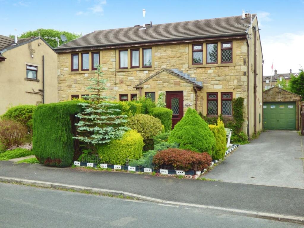 2 bedroom end of terrace house for sale in The Close, Skipton, BD23