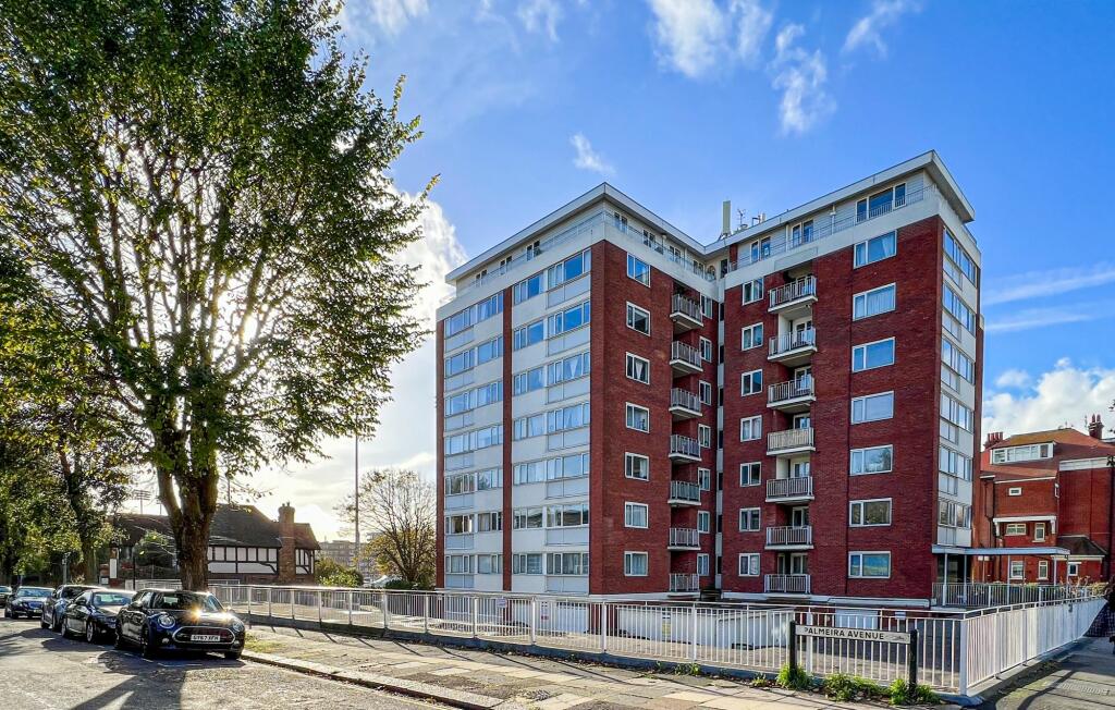 2 bedroom flat for sale in Cromwell Road, Hove, BN3