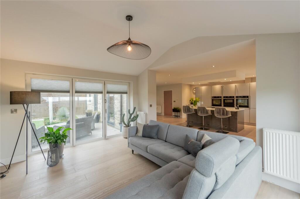 4 bedroom detached house for sale in Whitehall Road, Wyke, Bradford, BD12