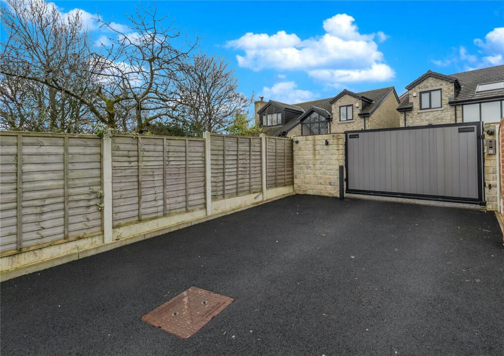 4 bedroom detached house for sale in Whitehall Road, Wyke, Bradford, BD12