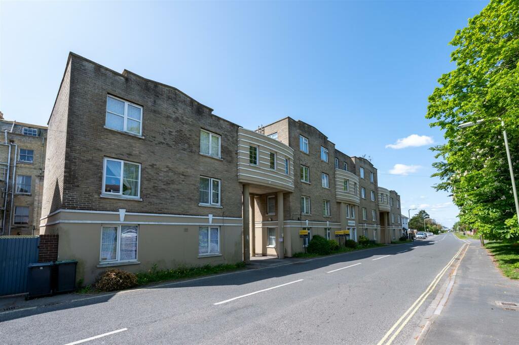 1 bedroom flat for sale in Sea Front, Hayling Island, PO11