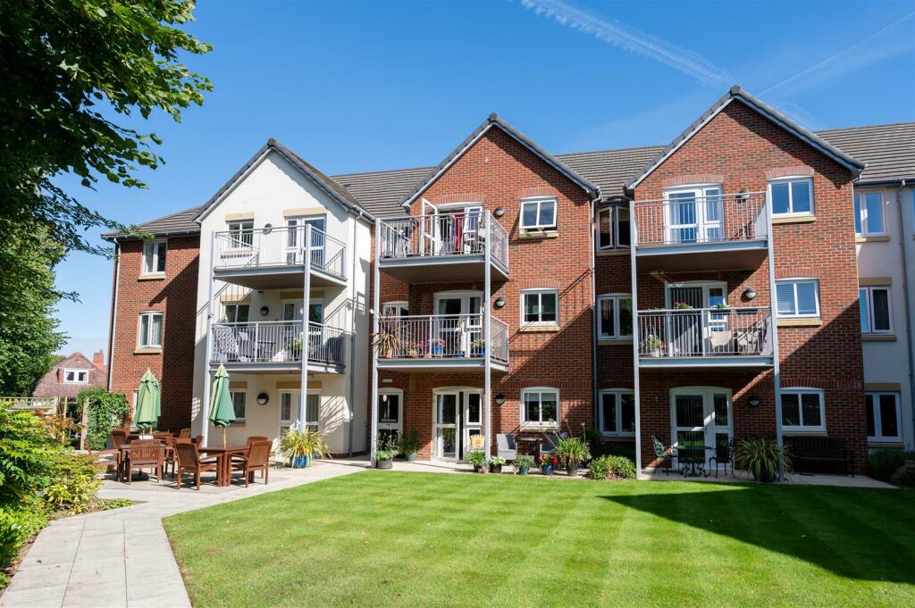 2 bedroom flat for sale in St. Marys Road, Hayling Island, PO11