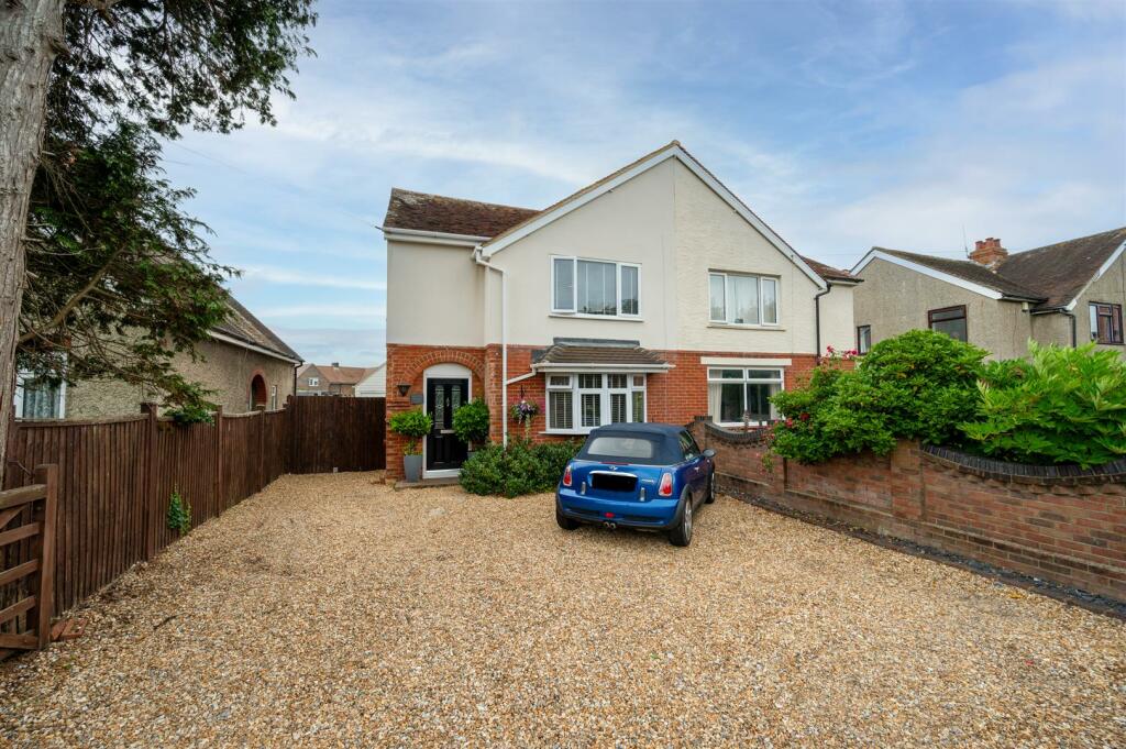 4 bedroom house for sale in Manor Road, Hayling Island, PO11