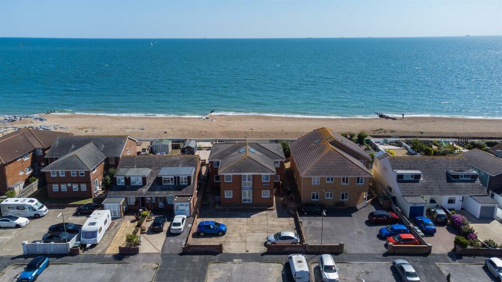 2 bedroom flat for sale in Southwood Road, Hayling Island, PO11