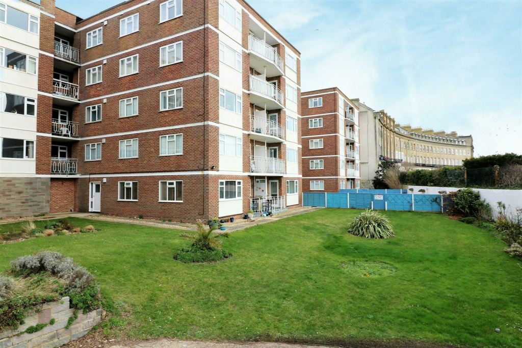 3 bedroom flat for sale in Sea Front, Hayling Island, PO11