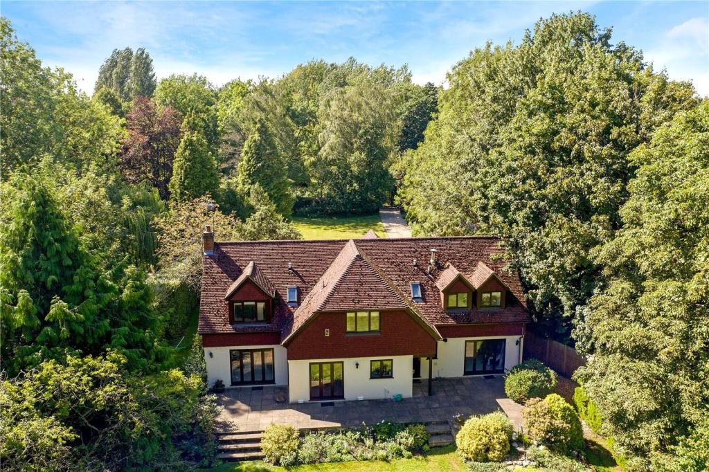 4 bedroom detached house for sale in Ferry Lane, Medmenham, Marlow