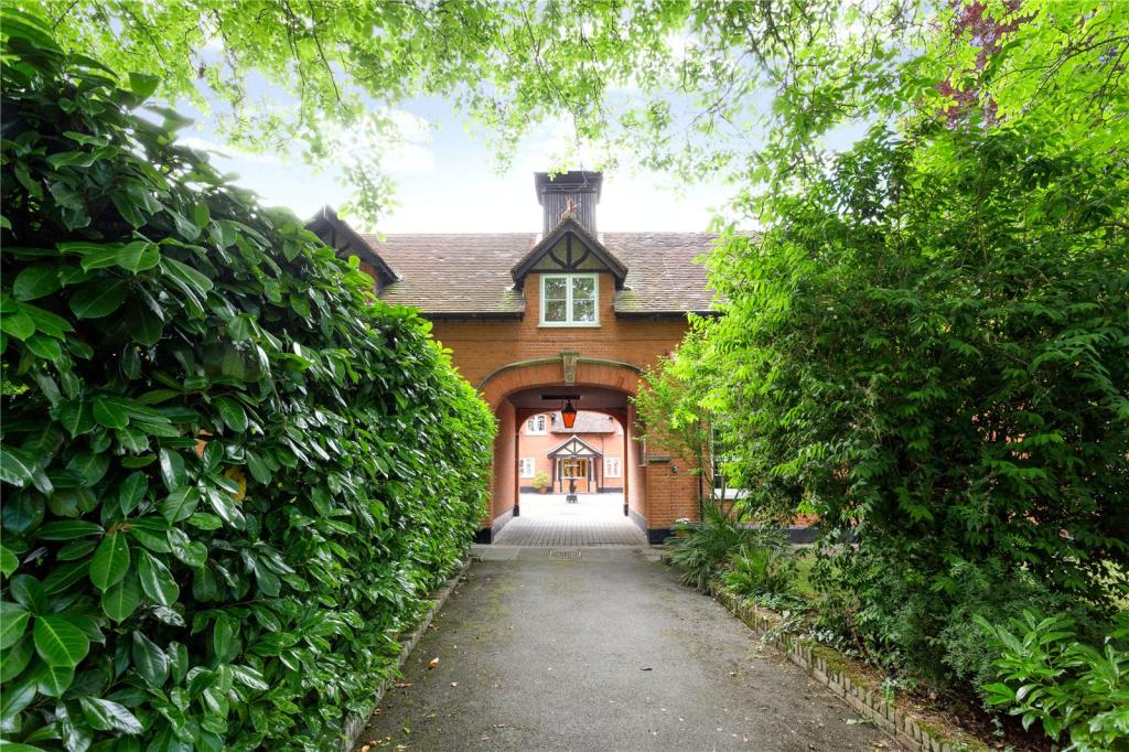 3 bedroom mews property for sale in Riversdale, Bourne End, Buckinghamshire, SL8